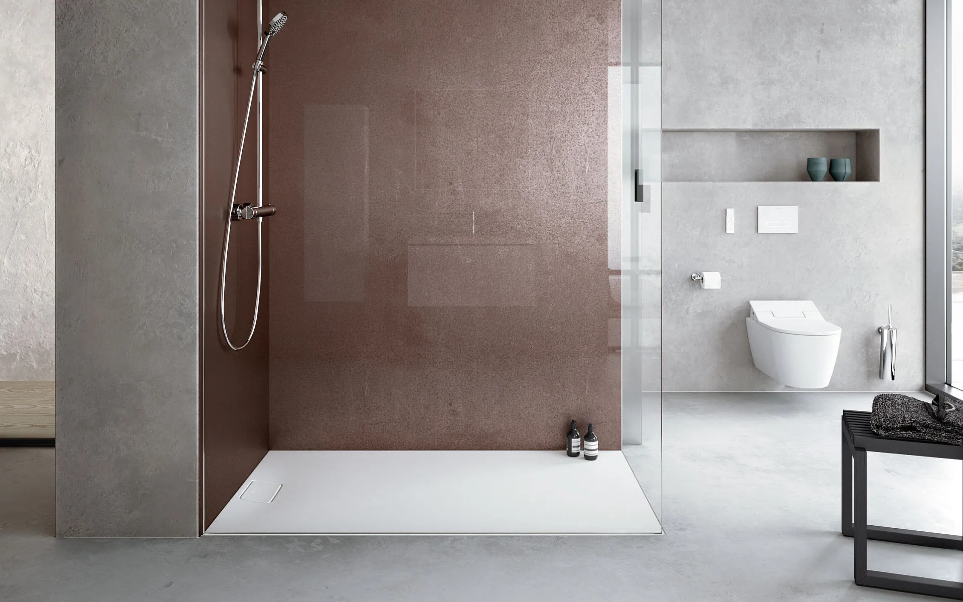 Minimalistisches Bad mit einer offenen Dusche, brauner Rückwand und Glasabtrennung, neben einer Toilette und einer Wandnische.