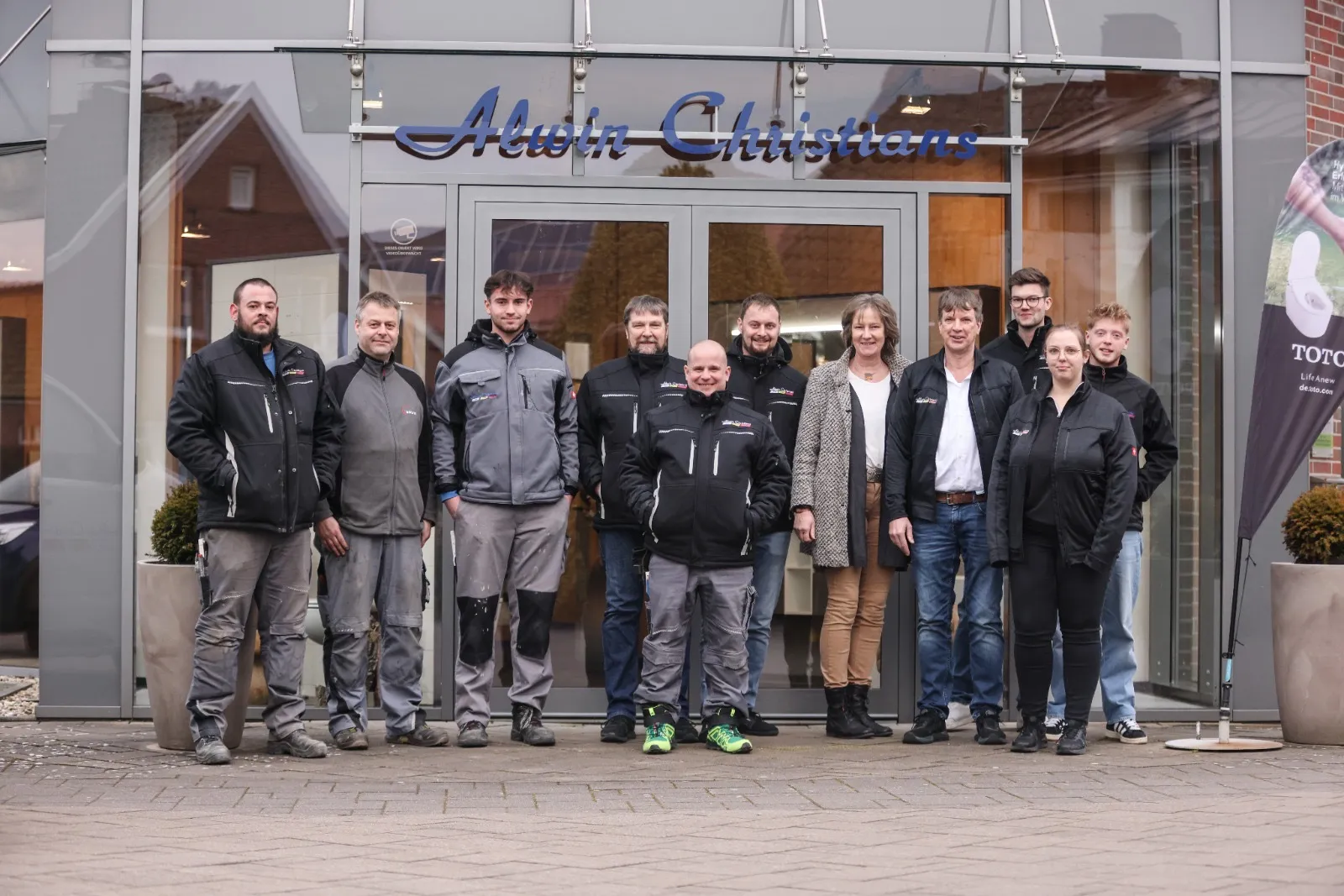 Teamfoto der Fa. Alwin Christians Bad . Heizung . Solar in Ihlow bei Emden im Landkreis Aurich.  etc.