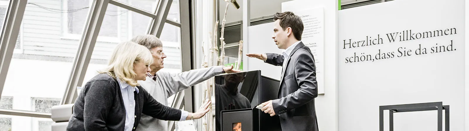 bad & heizung Energie-Experte berät Hausbesitzer zur Modernisierung einer Heizungsanlage.