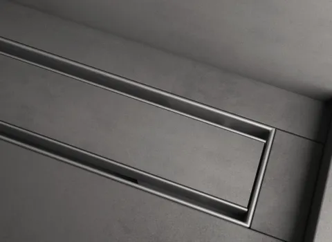 Die Ablaufrinne Drainline von TECE in schwarz.