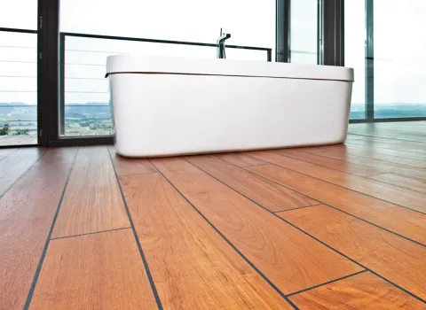 Parkettboden von Trapa in einem Badezimmer.