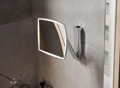 Wandmontierter Kosmetikspiegel mit Licht und Chromrahmen von KEUCO.