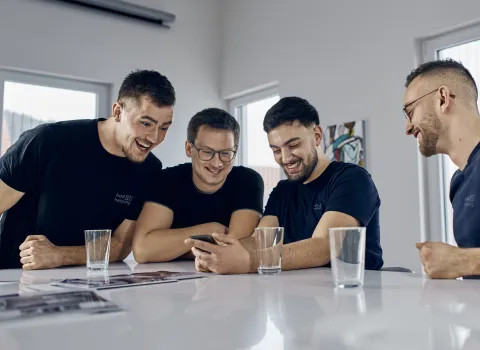 Gruppe von Azubis von bad & heizung bei einem Seminar.