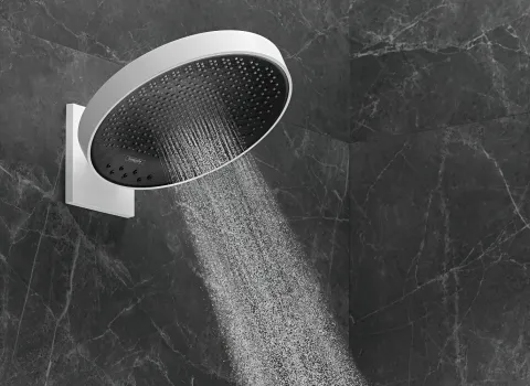 Die Duschbrause Rainfinity von Hansgrohe im Modus Intense-Powderrain.