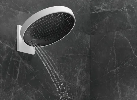 Die Duschbrause Rainfinity von Hansgrohe im Modus Rainstream.