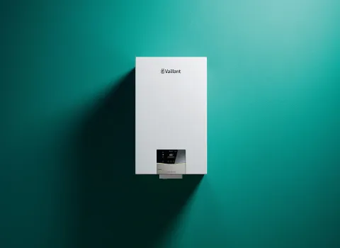 Das Vaillant-Gasbrennwertgerät ist wandmontiert und zeigt auf einem integrierten Display die aktuelle Temperatur und Betriebsdaten an.