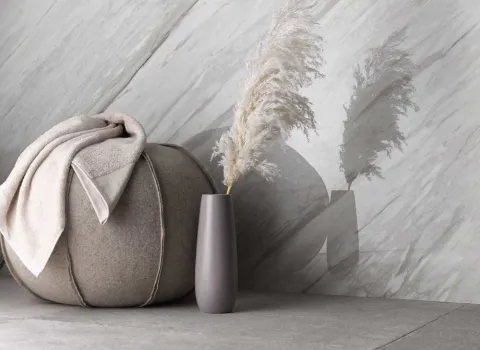 Renodeco-Wandverkleidung in Seidenmatt mit Marmoroptik in der Farbe Classico weiß.