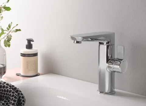 Verchromte AquaXPro Waschtischarmatur als Einhebelmischer auf einem modernen Waschbecken.