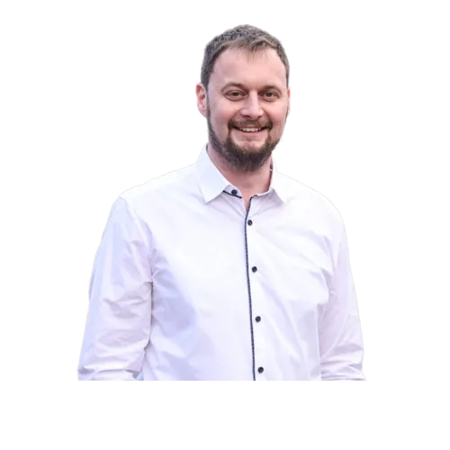 Geschäftsführer Dennis Lawecki vor neutalem Hintergrund.