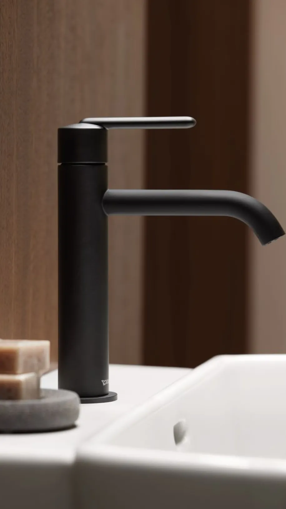 Detailaufnahme eines schwarzen Einhebelmischers der Serie Balcoon von Duravit.